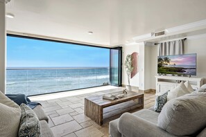 TV - Single Family Beautiful Home with Two Spas P815-X (Oceanside)