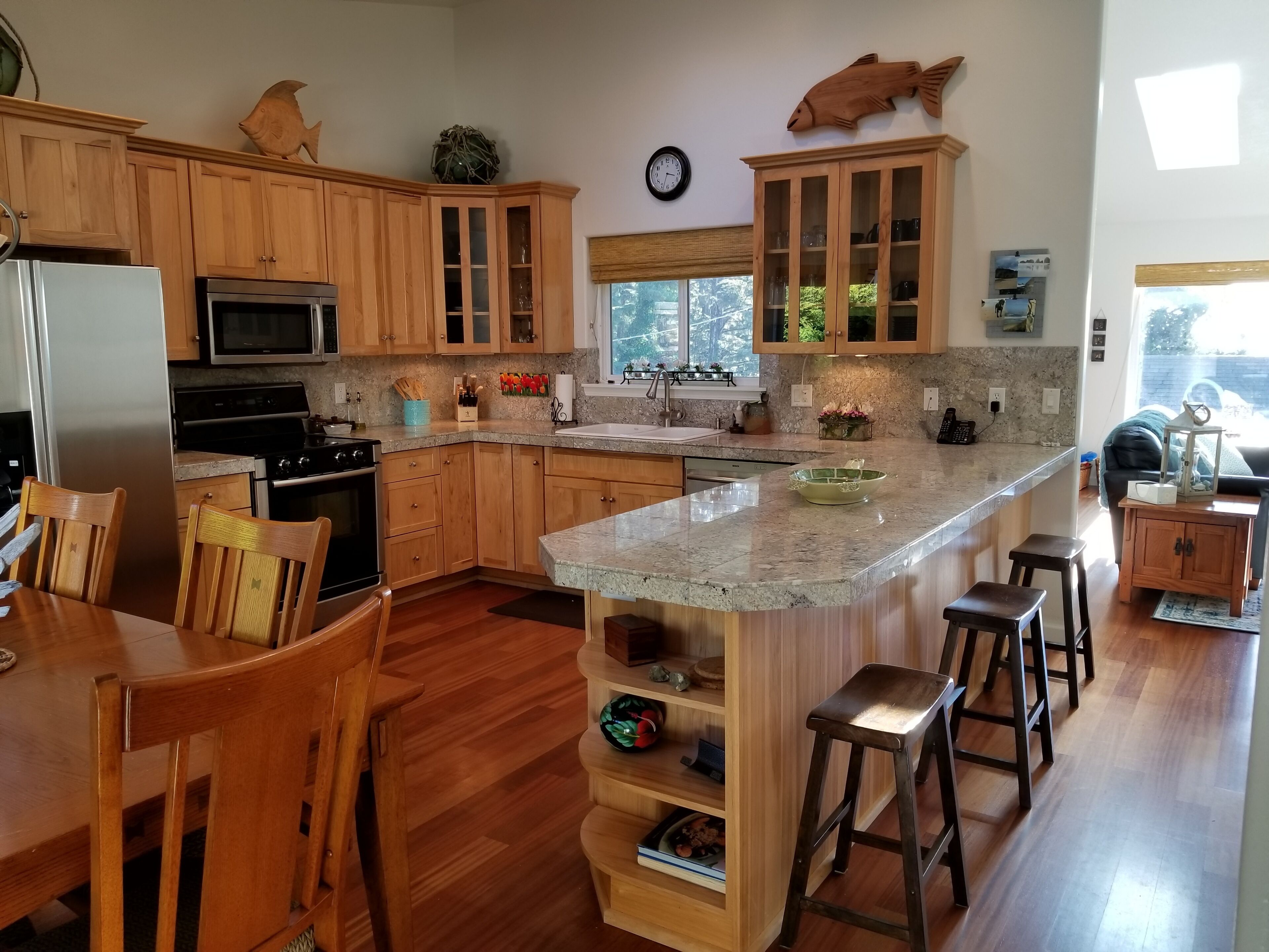 Køleskab, mikrobølgeovn, ovn, kogeplade