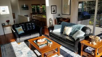 Smart TV, chimenea, reproductor de DVD y tenis de mesa