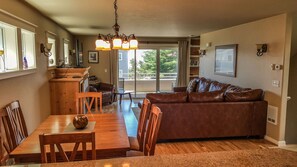 Smart TV, fireplace - Ocean view and less than a 5 minute drive to the beach! (Oceanside)