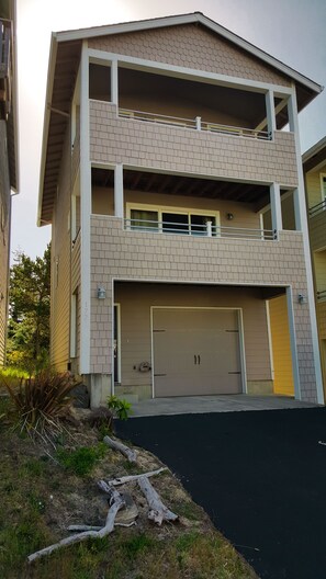 Exterior - Ocean view and less than a 5 minute drive to the beach! (Oceanside)