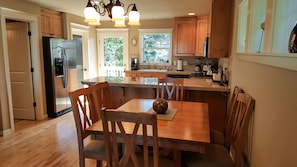 Dining - Ocean view and less than a 5 minute drive to the beach! (Oceanside)
