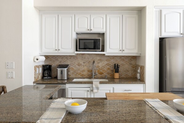 Jääkaappi, mikroaaltouuni, uuni, liesi