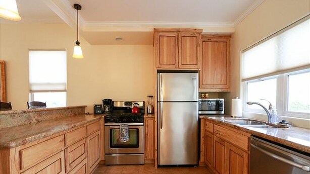Coffee/tea maker, fridge, microwave, oven