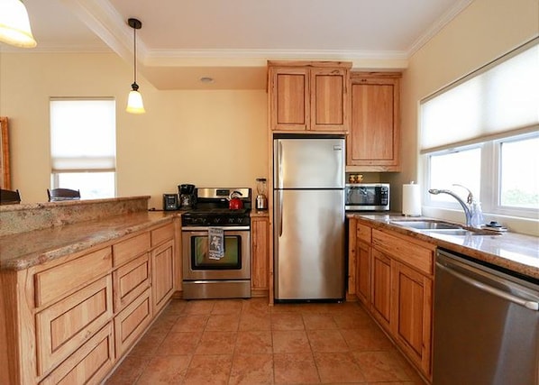 Coffee/tea maker, fridge, microwave, oven