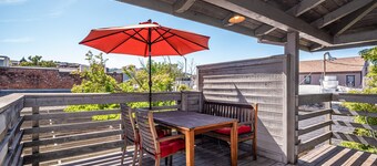 Park Place-Charming Rooftop Hideaway in Heart of Downtown--Perfect Location!