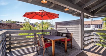 Park Place-Charming Rooftop Hideaway in Heart of Downtown--Perfect Location!