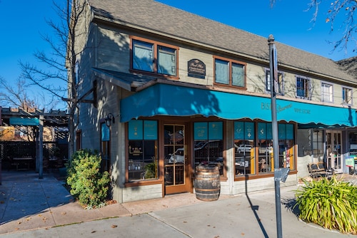 King Bed + Balcony + Kitchen | Downtown, Steps to Wine Tasting | Park Place