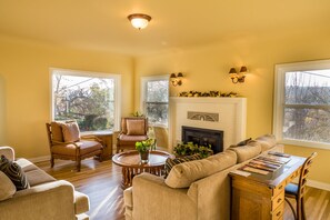 Smart TV, fireplace, DVD player, table tennis