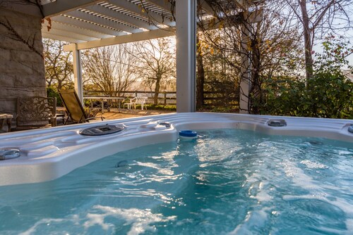 Cottage at Capitol Hill--In-Town Vintage Charm with Spa!