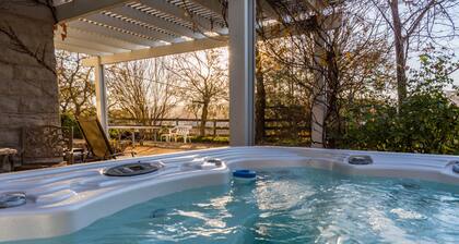 Cottage at Capitol Hill--In-Town Vintage Charm with Spa!