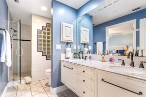 Regadera, amenidades de baño gratuitas, secadora de cabello, toallas 