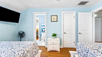 4 bedrooms, iron/ironing board, free WiFi, bed sheets