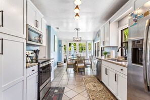 冷蔵庫、電子レンジ、オーブン、コンロ