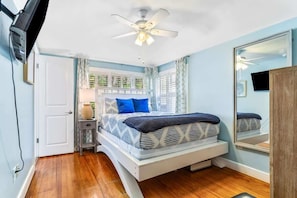 4 bedrooms, iron/ironing board, free WiFi - Coconut Beach House, Private Pool Home (Clearwater Beach)