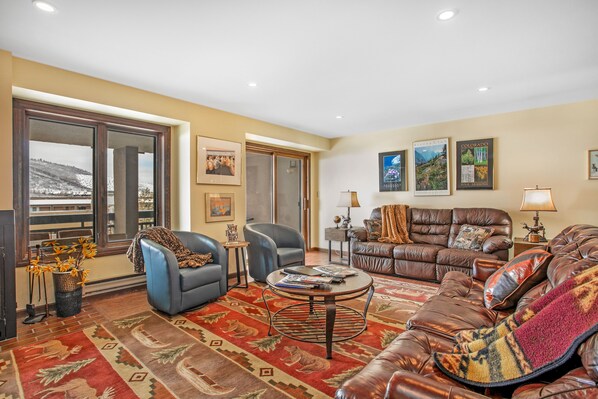 Smart TV, fireplace, DVD player