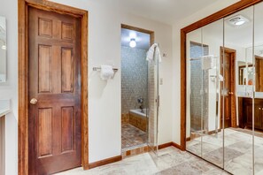 Ensemble douche/baignoire, sèche-cheveux, serviettes fournies