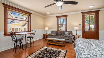 2 bedrooms, desk, WiFi