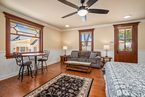 2 bedrooms, desk, WiFi