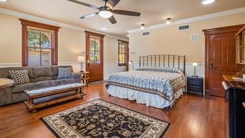 2 bedrooms, desk, WiFi