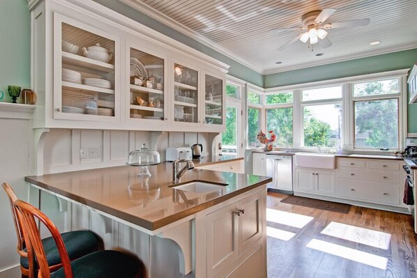 冷蔵庫、電子レンジ、コンロ、食器洗い機