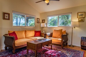 Smart TV - Quercus Acorn Cottage-Best Porch in Town Awaits Your Stay! (Paso Robles)