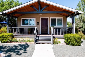 Exterior - Quercus Acorn Cottage-Best Porch in Town Awaits Your Stay! (Paso Robles)