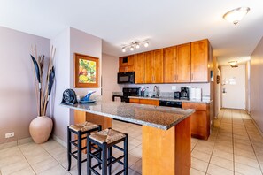 Réfrigérateur, four à micro-ondes, un four, surface de cuisson