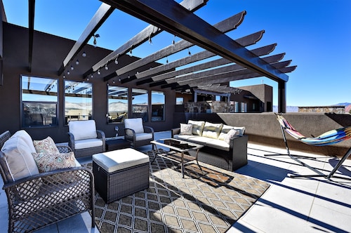 Modern 4BR Sleeps 14 w/ Game Room - Walk to Pool