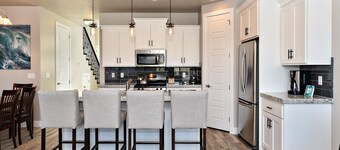 Spacious 3BR Sleeps 10 - Poolside on the 9th Hole