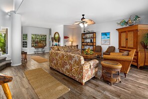 TV, DVD player, books - 🏖️Hawaiian Home With Pool & BBQ | Near Ocean (Kailua-Kona)