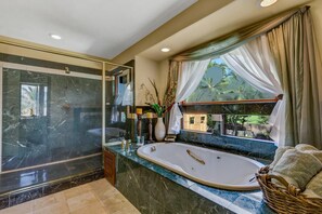 Combined shower/bathtub, hair dryer, towels - 🏖️Great Location | Ocean Front Island Home | Pool | Gated (Kailua Kona)