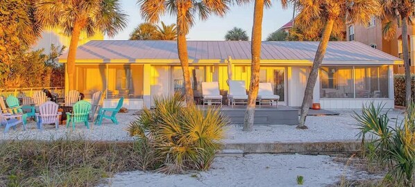 Terrace/patio - 3 Palms Retreat, Beachfront Retreat (Indian Rocks Beach)