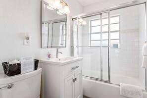 Combined shower/bathtub, hair dryer, towels, shampoo