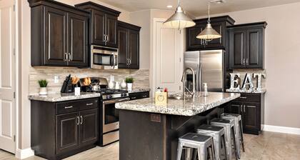 Family 4BR w/ Bunk Room - Near Pool on 18th Hole