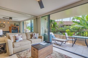 TV, Netflix, DVD player, books - Remodeled Oceanfront Suite - Paki Maui 109 (Lahaina)