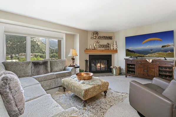 Een smart-tv, een open haard en een dvd-speler