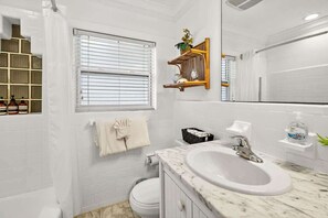 Ensemble douche/baignoire, articles de toilette gratuits, sèche-cheveux