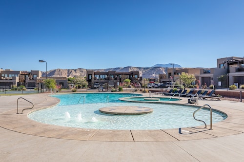 Pet-Friendly 3BR w/ 2 King Suites - Steps to Pool