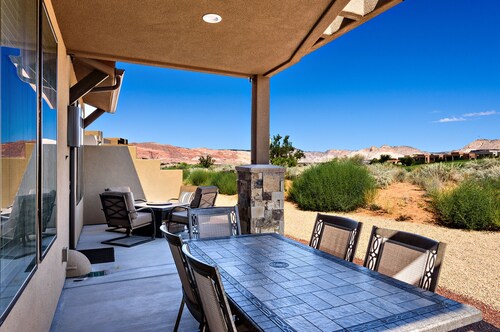 Stunning Views on the 18th - 3BR w/ Cozy Fire Pit