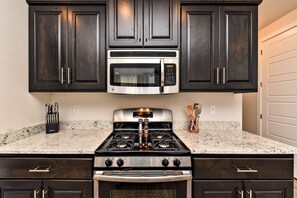 雪櫃、微波爐、焗爐、爐具