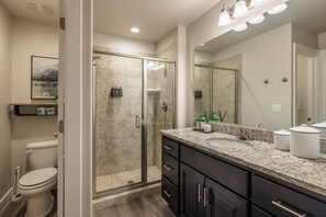 Combined shower/tub, hair dryer, towels