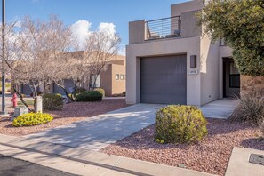 Exterior - Poolside 3BR w/ EV Fast Charger & Red Rock Views (St. George)