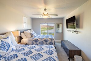 3 slaapkamers, een bureau, een strijkplank/strijkijzer, reisbedje