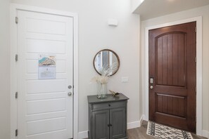 Interior - Luxe 3BR Sleeps 12 - Overlooks Pool, On 18th Hole (St. George)