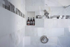 Een douche, een haardroger, handdoeken, shampoo