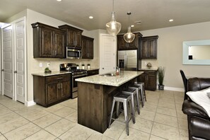 ثلاجة، ميكروويف، فرن، موقد طهي مسطح