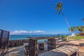 Terrace/patio - Direct Oceanfront • AC • Top Floor Views • Peaceful Maui Escape (LAHAINA)