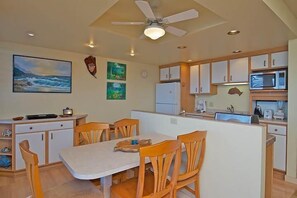 Dining - Watch Sea Turtles from this Ocean Front Lanai. Affordable in Paradise! (Lahaina)