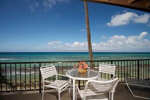 Property grounds - Watch Sea Turtles from this Ocean Front Lanai. Affordable in Paradise! (Lahaina)